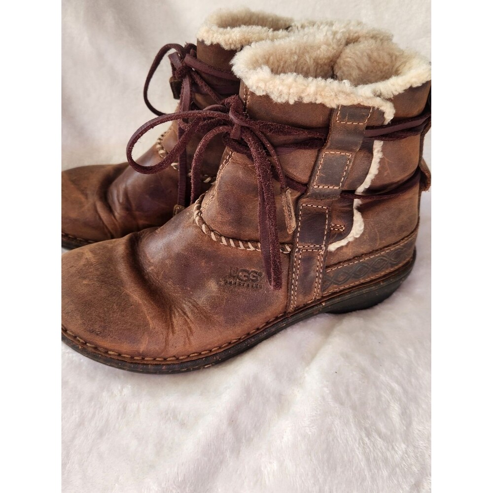 UGG Cove (style #5136) Ankle Boots Size 6